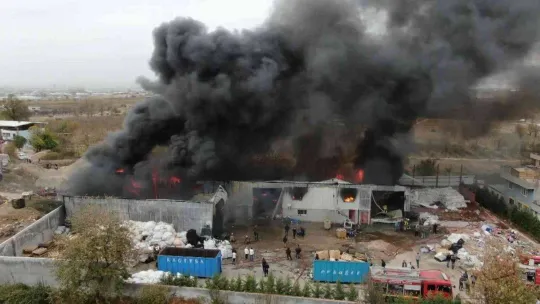 Bursa'da geri dönüşüm tesisinde başlayan yangın kontrol altına alındı