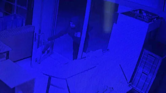 Bursa'da hırsız sadaka kutusunu böyle çaldı