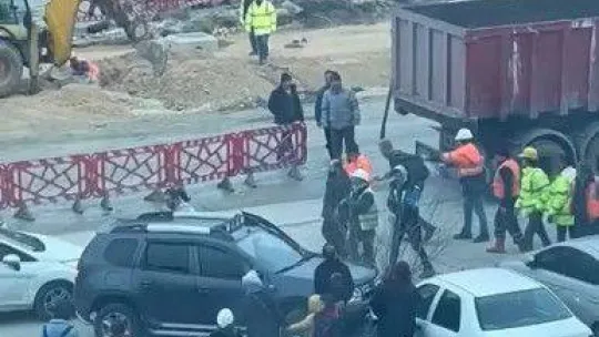 Bursa'da husumetli sürücüler önce birbirlerine çarptı, ardından tekme tokat kavga etti