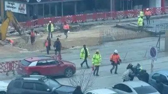 Bursa'da husumetli sürücüler önce birbirlerine çarptı, ardından tekme tokat kavga etti