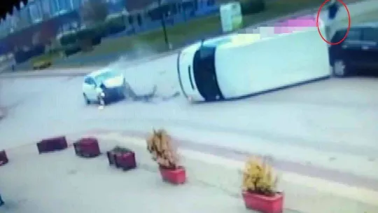 Bursa'da inanılmaz kurtuluş: Devrilen aracın altında kalmaktan son anda kurtuldu