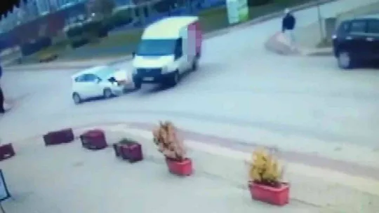 Bursa'da inanılmaz kurtuluş: Devrilen aracın altında kalmaktan son anda kurtuldu