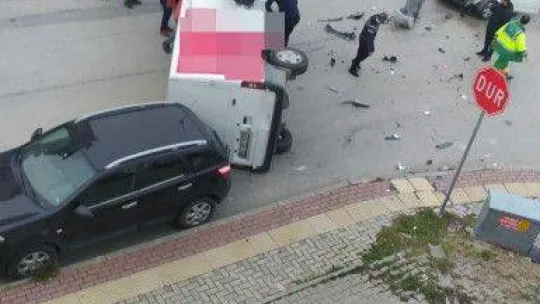 Bursa'da inanılmaz kurtuluş: Devrilen aracın altında kalmaktan son anda kurtuldu