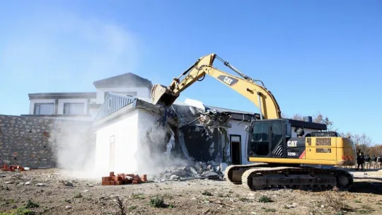 Bursa'da kaçak villalar yıkıldı