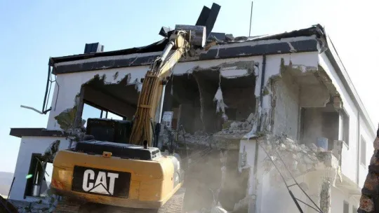 Bursa'da kaçak villalar yıkıldı