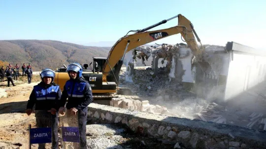 Bursa'da kaçak villalar yıkıldı