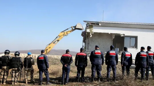 Bursa'da kaçak villalar yıkıldı