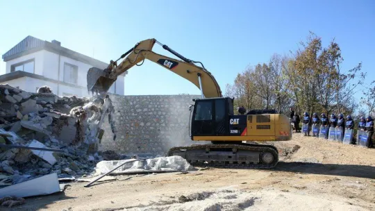 Bursa'da kaçak villalar yıkıldı