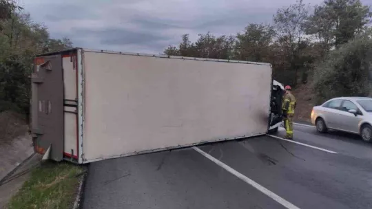 Bursa'da kamyon devrildi: 2 yaralı