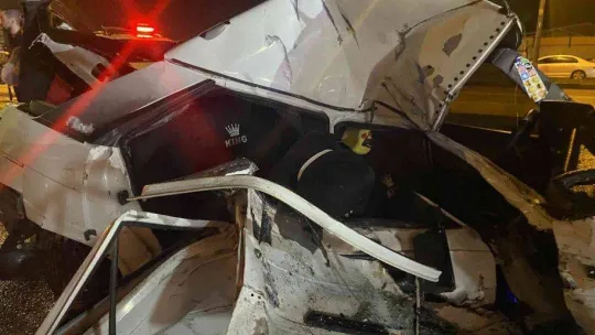 Bursa'da kamyon ile otomobil çarpıştı : 2 yaralı