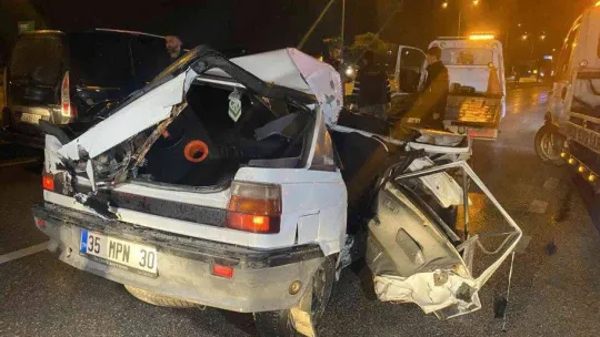 Bursa'da kamyon ile otomobil çarpıştı : 2 yaralı