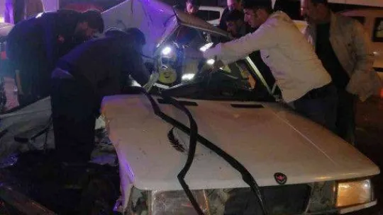 Bursa'da kamyon ile otomobil çarpıştı : 2 yaralı