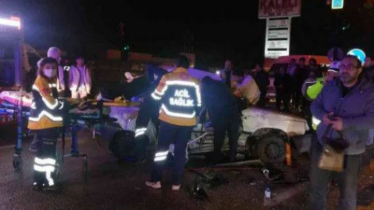 Bursa'da kamyon ile otomobil çarpıştı : 2 yaralı