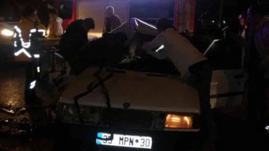 Bursa'da kamyon ile otomobil çarpıştı : 2 yaralı