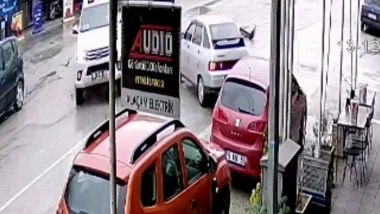 Bursa'da kamyonet ile otomobilin çarpıştığı kaza kamerada