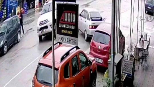 Bursa'da kamyonet ile otomobilin çarpıştığı kaza kamerada