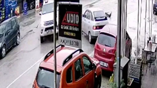 Bursa'da kamyonet ile otomobilin çarpıştığı kaza kamerada