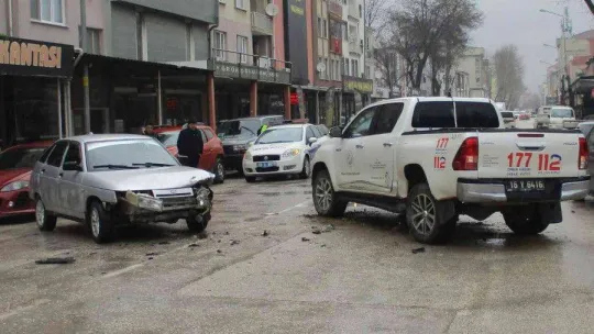 Bursa'da kamyonet ile otomobilin çarpıştığı kaza kamerada