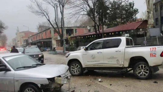 Bursa'da kamyonet ile otomobilin çarpıştığı kaza kamerada