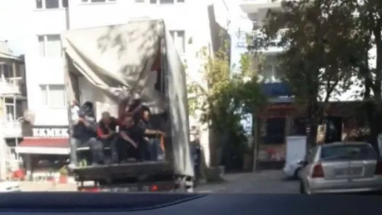 Bursa'da kamyonet kasasında tehlikeli yolculuk kameralarda