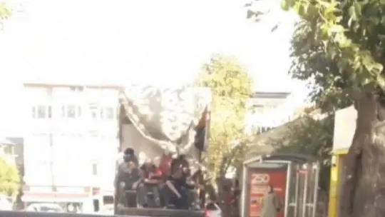 Bursa'da kamyonet kasasında tehlikeli yolculuk kameralarda