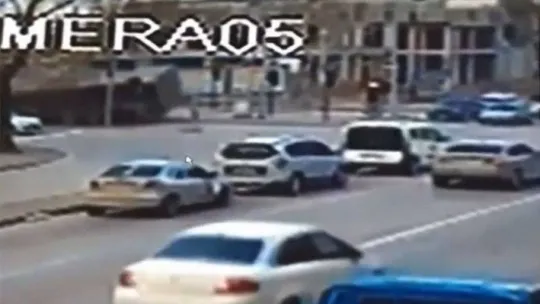 Bursa'da kamyonun devrilme anı kameralarda