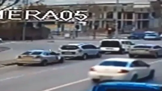 Bursa'da kamyonun devrilme anı kameralarda