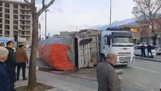 Bursa'da kamyonun devrilme anı kameralarda