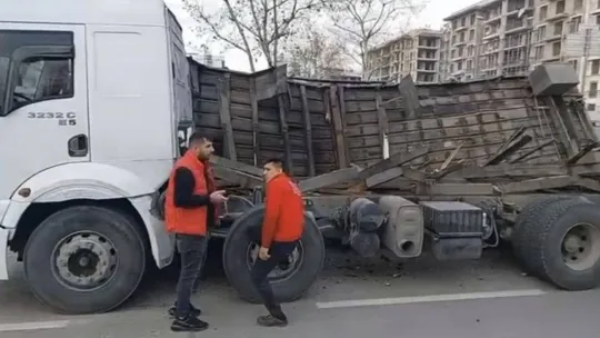 Bursa'da kamyonun devrilme anı kameralarda