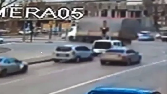 Bursa'da kamyonun devrilme anı kameralarda