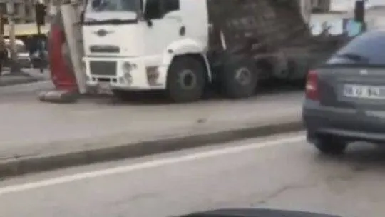 Bursa'da kamyonun devrilme anı kameralarda