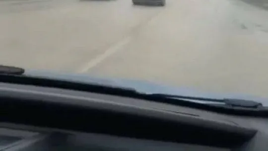 Bursa'da kayganlaşan yolu fırsat bildi, drift atarak ilerledi