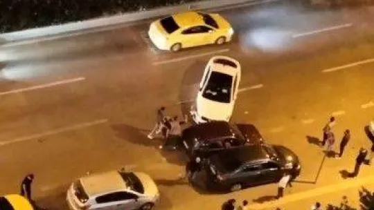 Bursa'da kaza sonucu meydana gelen kavga kameralara yansıdı