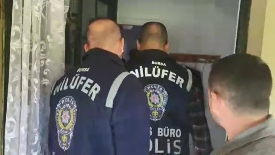 Bursa'da kenevir tarlasına dönen eve baskın