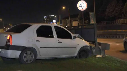 Bursa'da kontrolden çıkan araç bariyerlere çarptı