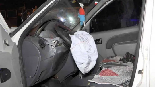 Bursa'da kontrolden çıkan araç bariyerlere çarptı