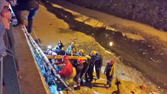 Bursa'da kontrolden çıkan hafif ticari araç 5 metre yükseklikteki köprüden uçtu : 1'i ağır 2 kişi yaralandı