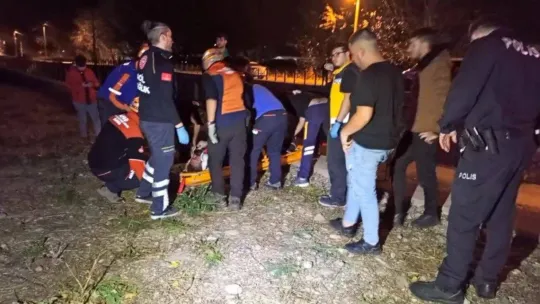 Bursa'da kontrolden çıkan hafif ticari araç 5 metre yükseklikteki köprüden uçtu : 1'i ağır 2 kişi yaralandı