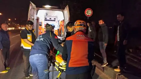 Bursa'da kontrolden çıkan hafif ticari araç 5 metre yükseklikteki köprüden uçtu : 1'i ağır 2 kişi yaralandı