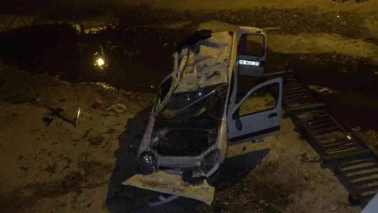 Bursa'da kontrolden çıkan hafif ticari araç 5 metre yükseklikteki köprüden uçtu : 1'i ağır 2 kişi yaralandı