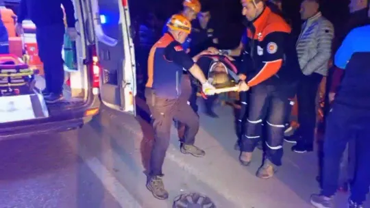 Bursa'da kontrolden çıkan hafif ticari araç 5 metre yükseklikteki köprüden uçtu : 1'i ağır 2 kişi yaralandı