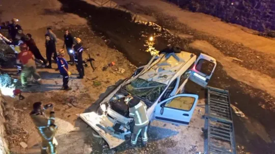 Bursa'da kontrolden çıkan hafif ticari araç 5 metre yükseklikteki köprüden uçtu : 1'i ağır 2 kişi yaralandı