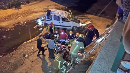 Bursa'da kontrolden çıkan hafif ticari araç 5 metre yükseklikteki köprüden uçtu : 1'i ağır 2 kişi yaralandı