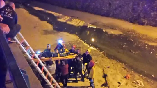 Bursa'da kontrolden çıkan hafif ticari araç 5 metre yükseklikteki köprüden uçtu : 1'i ağır 2 kişi yaralandı