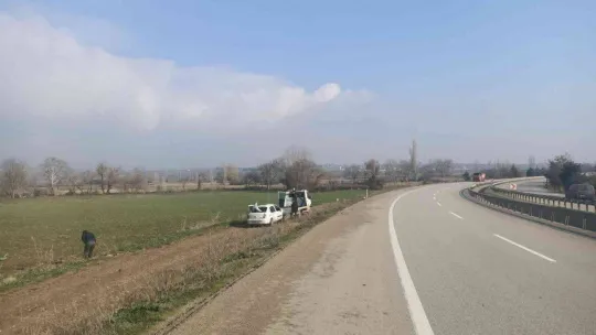 Bursa'da kontrolden çıkan otomobil tarlaya uçtu: 3 yaralı