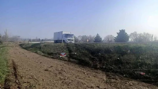 Bursa'da kontrolden çıkan otomobil tarlaya uçtu: 3 yaralı