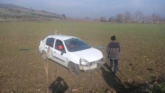 Bursa'da kontrolden çıkan otomobil tarlaya uçtu: 3 yaralı