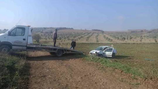 Bursa'da kontrolden çıkan otomobil tarlaya uçtu: 3 yaralı