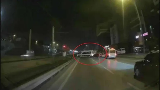 Bursa'da kontrolden çıkan otomobil servise çarptı, o anlar kamerada