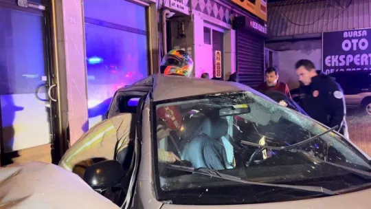 Bursa'da kontrolden çıkan otomobil, park halindeki araçlara çarptı: 1 ağır yaralı